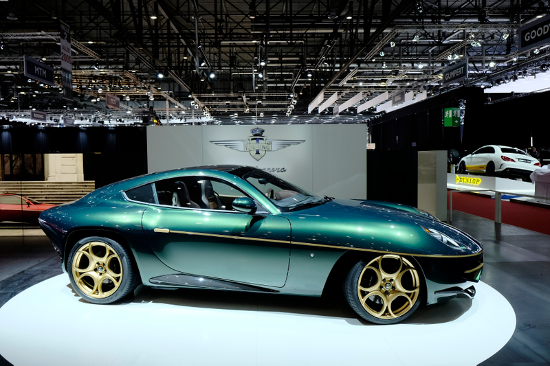 Illustration for article titled Throw Acid In My Eyeballs It's A Green/Gold Alfa Romeo Disco Volante